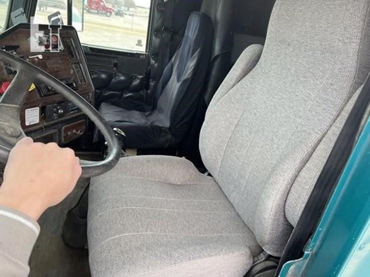 1997-freightliner-fld120-image-21