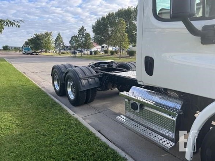 2020-freightliner-cascadia-113-image-3