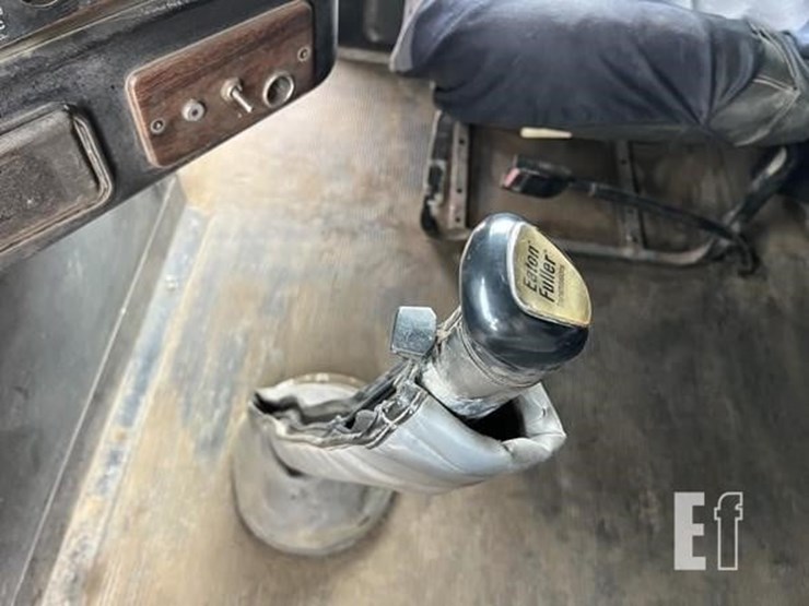 1997-freightliner-fld120-image-26