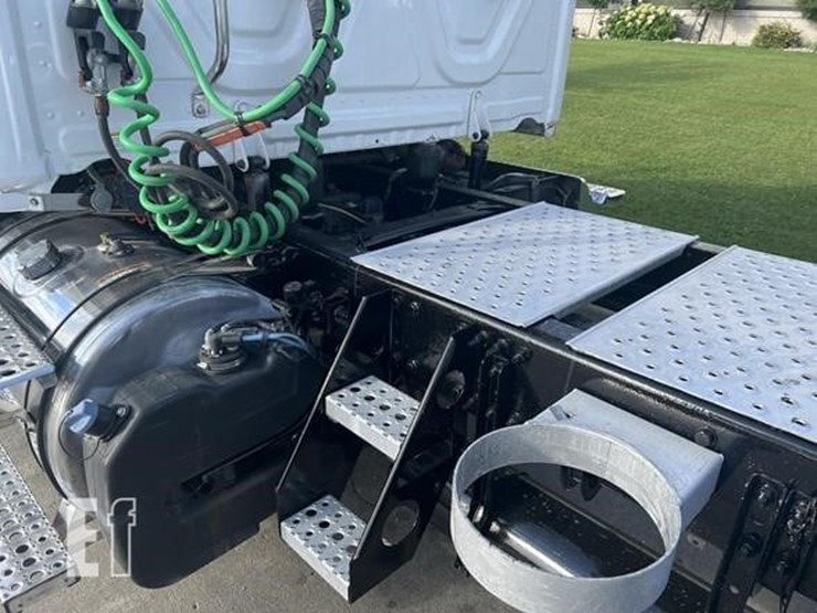 2020-freightliner-cascadia-113-image-12