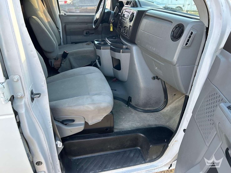 2013-ford-e-150-passenger-van-image-17