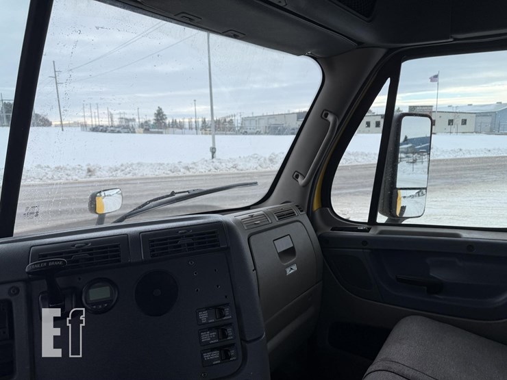 2016-freightliner-cascadia-125-image-32