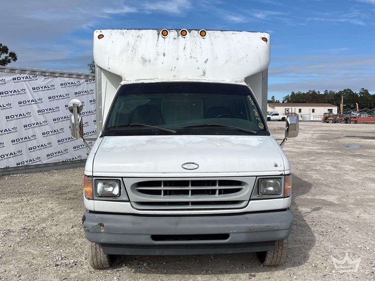 2002-ford-e-450-enclosed-service-van-image-32