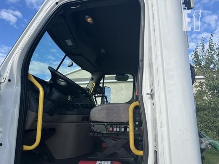 2020-freightliner-cascadia-113-image-22