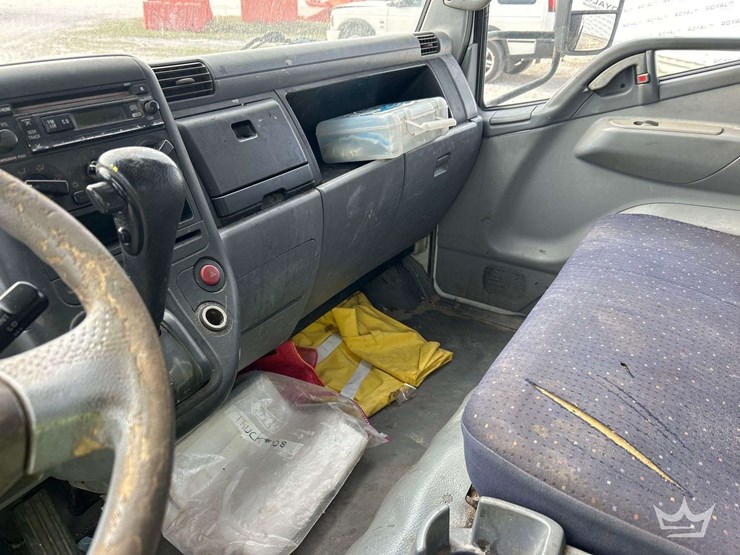 2005-mitsubishi-fuso-fe84d-auto-crane-3203-prx-3,200-lb-crane-utility-truck-image-28