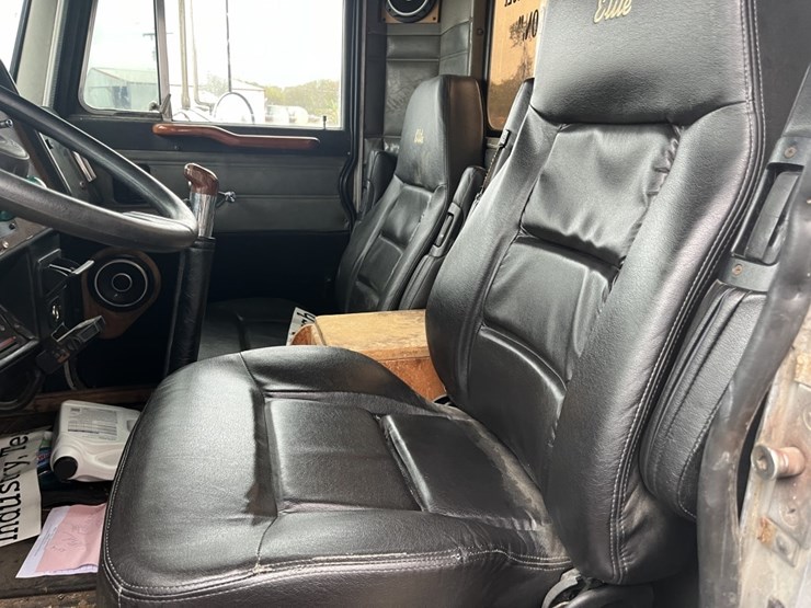 1988-peterbilt-379-image-10