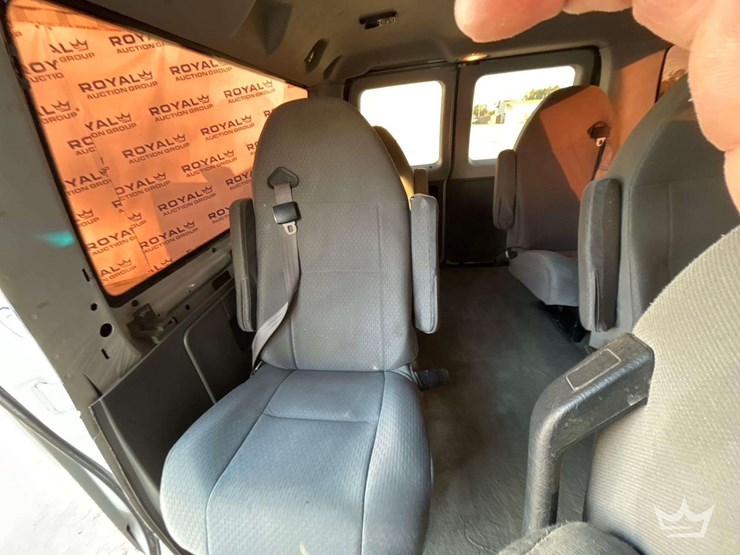 2013-ford-e-150-passenger-van-image-20