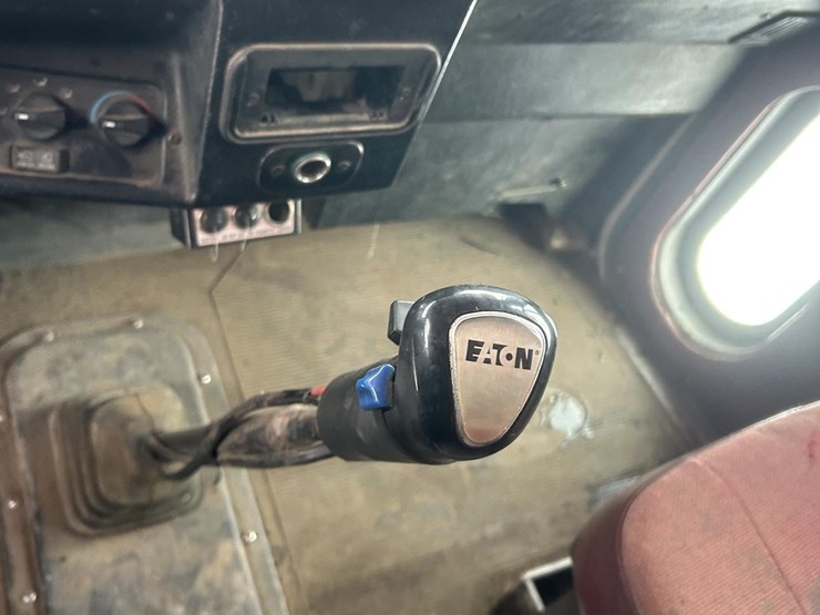 1997-peterbilt-357-image-37