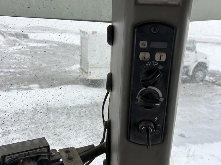 2004-challenger-mt855-image-45