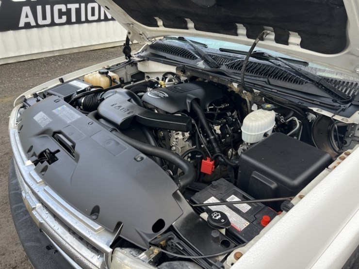 2005-chevrolet-suburban-image-15