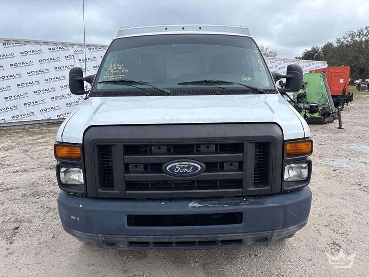 2012-ford-e-350-enclosed-service-van-image-42