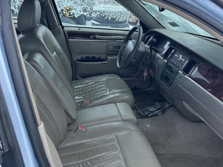 2005-lincoln-towncar-image-28