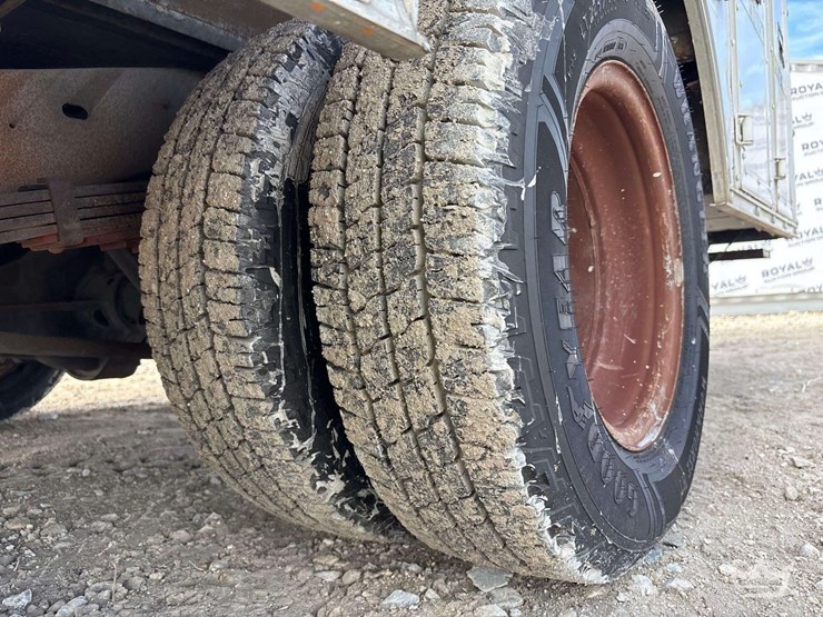 2002-ford-e-450-enclosed-service-van-image-28