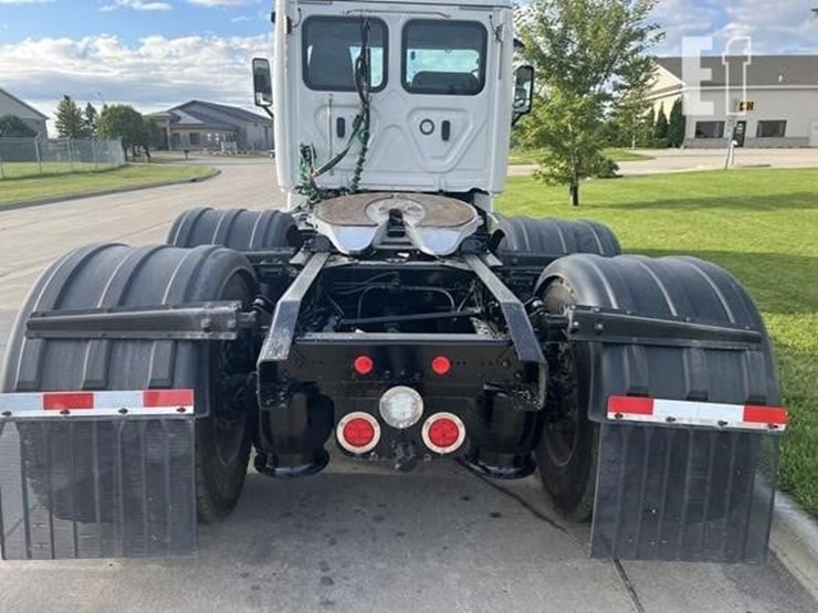 2020-freightliner-cascadia-113-image-7