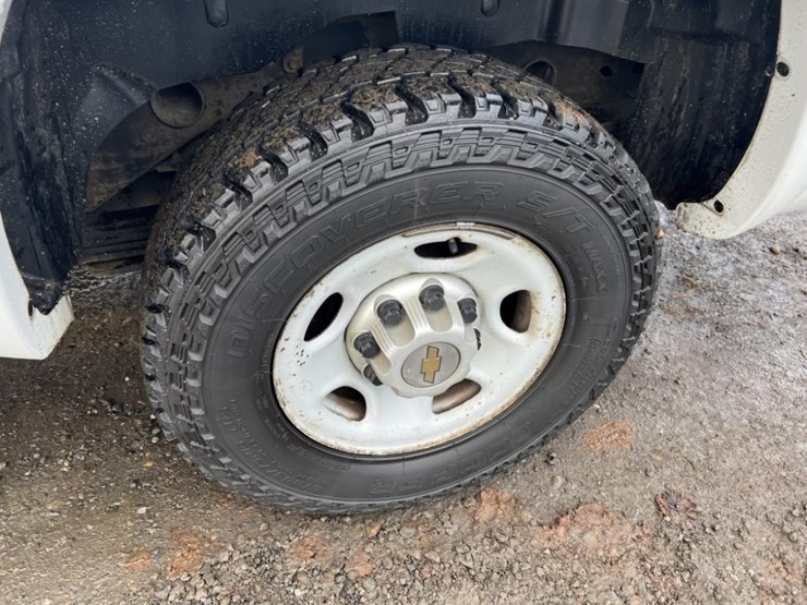 2005-chevrolet-suburban-image-11