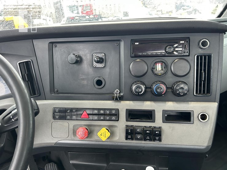 2019-freightliner-cascadia-126-image-36