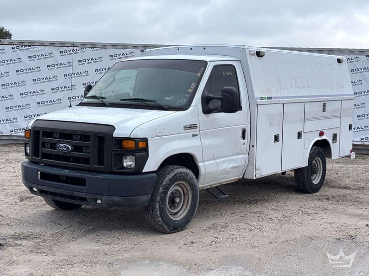 2012-ford-e-350-enclosed-service-van-image-1