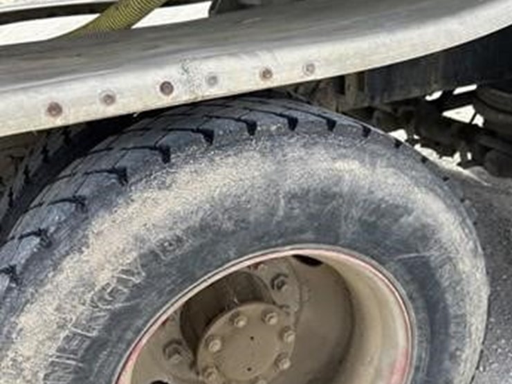 1985-freightliner-fld120-image-32