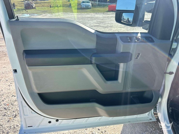 2019-ford-f-350-4x4-crew-cab-pickup-truck-image-9