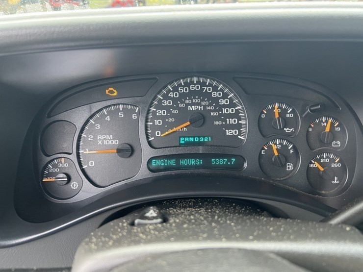 2005-chevrolet-suburban-image-28