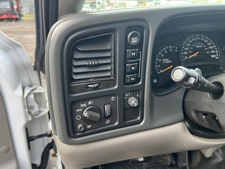 2005-chevrolet-suburban-image-22