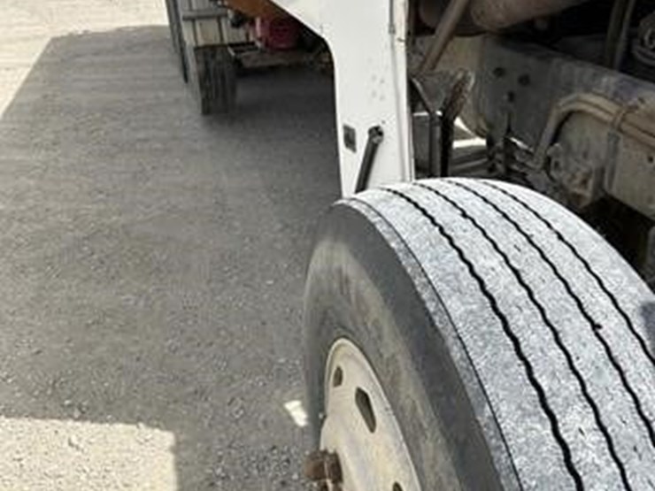 1985-freightliner-fld120-image-45