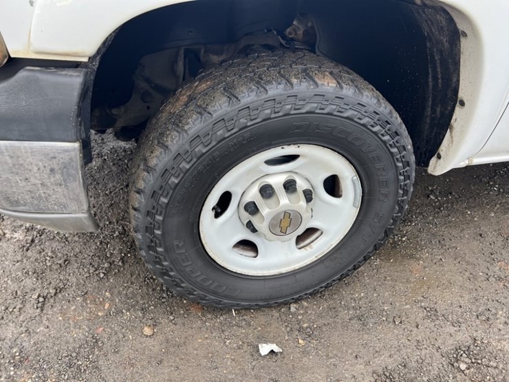 2005-chevrolet-suburban-image-9