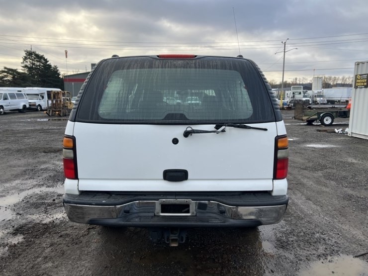 2005-chevrolet-suburban-image-5