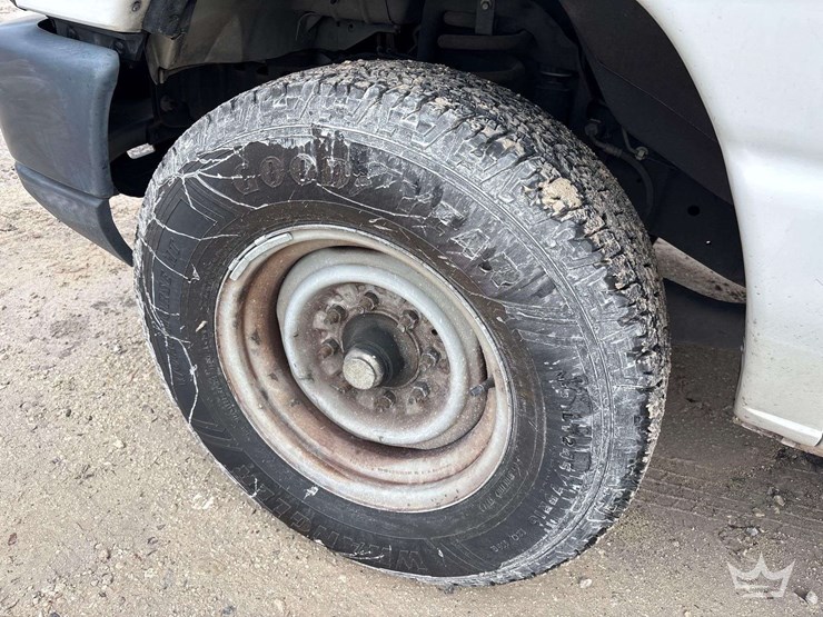 2012-ford-e-350-enclosed-service-van-image-39