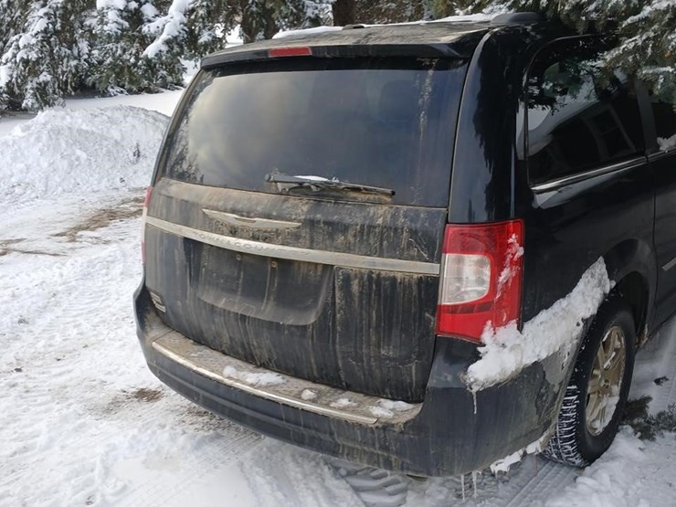 2013-chrysler-town-&-country-image-3