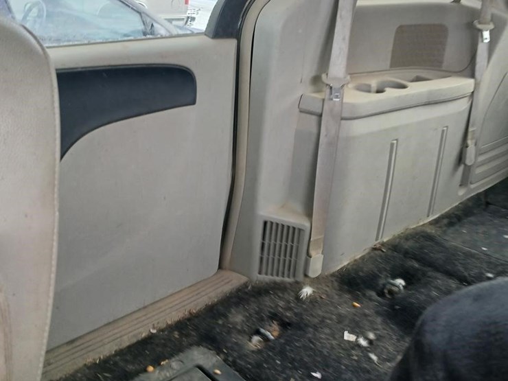 2013-chrysler-town-&-country-image-8