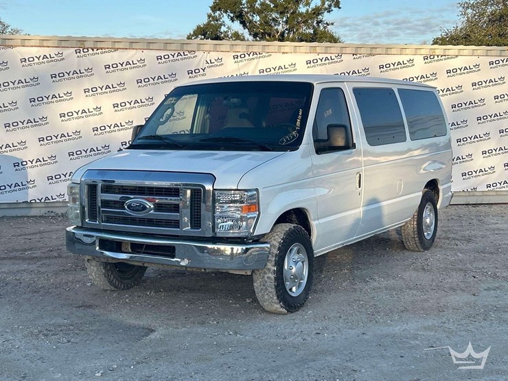 2013-ford-e-150-passenger-van-image-1