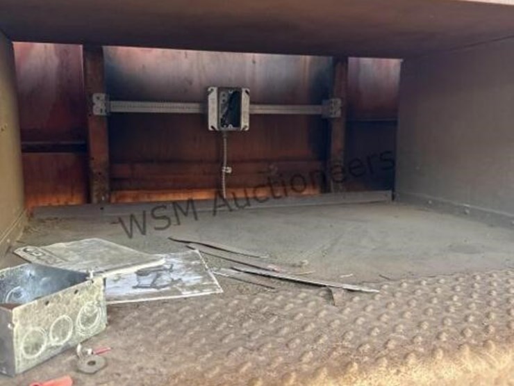 caboose-rail-car-w/-trucks-&-rail-section-image-23