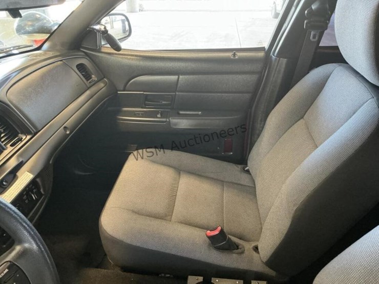 2011-ford-crown-victoria-sdn-image-18