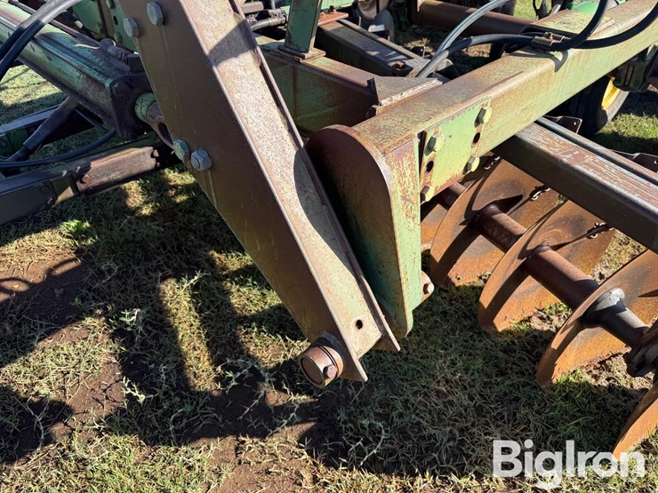 john-deere-235-image-19