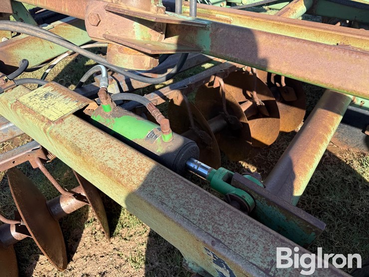 john-deere-235-image-18