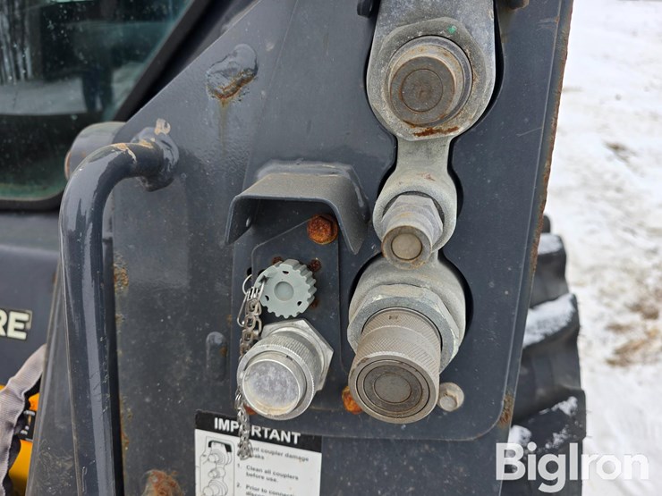 2023-deere-318g-image-16