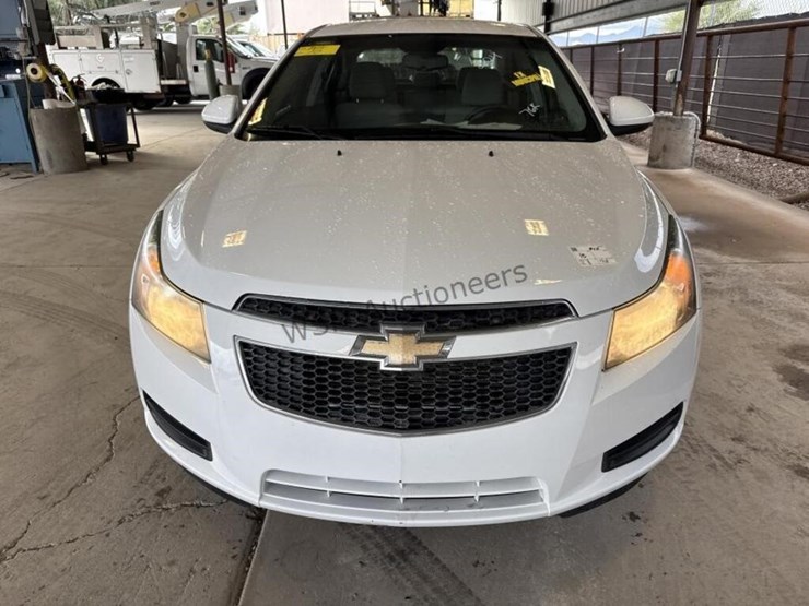 2011-chevrolet-cruze-lt-sdn-image-3