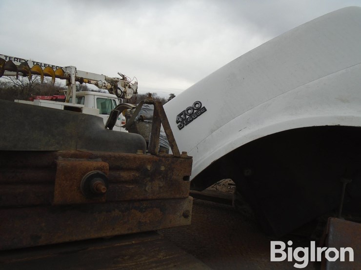 international-4700-image-18