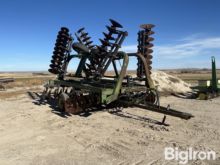 john-deere-235-image-3