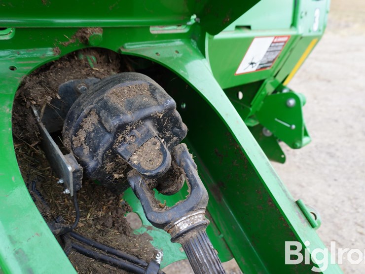 2024-john-deere-561m-image-16