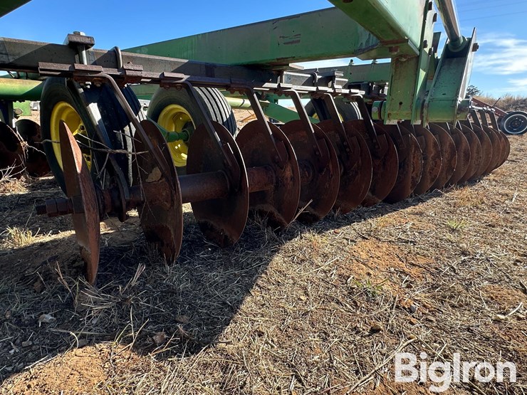 john-deere-235-image-12