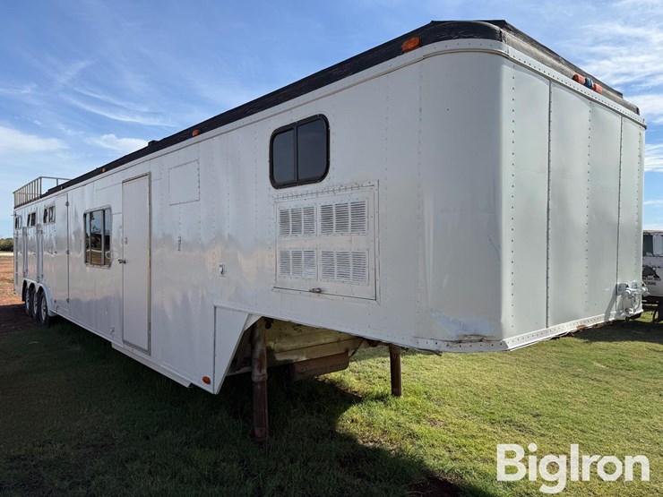 1979-44'-tri/a-aluminum-horse-trailer-w/living-quarters-image-3
