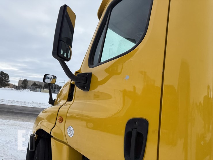 2016-freightliner-cascadia-125-image-22