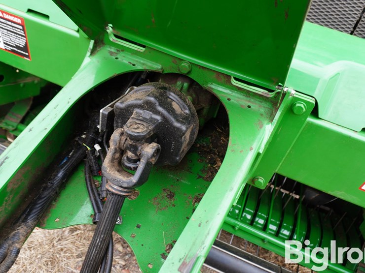 2024-john-deere-561m-image-12