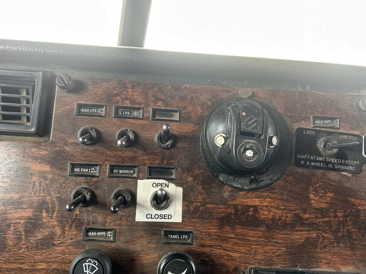 1997-peterbilt-357-image-66