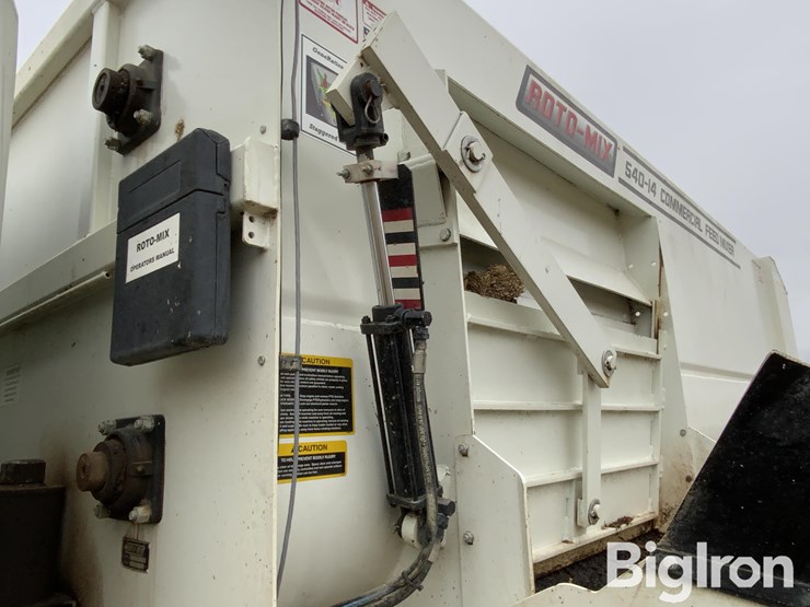 international-7400-image-12