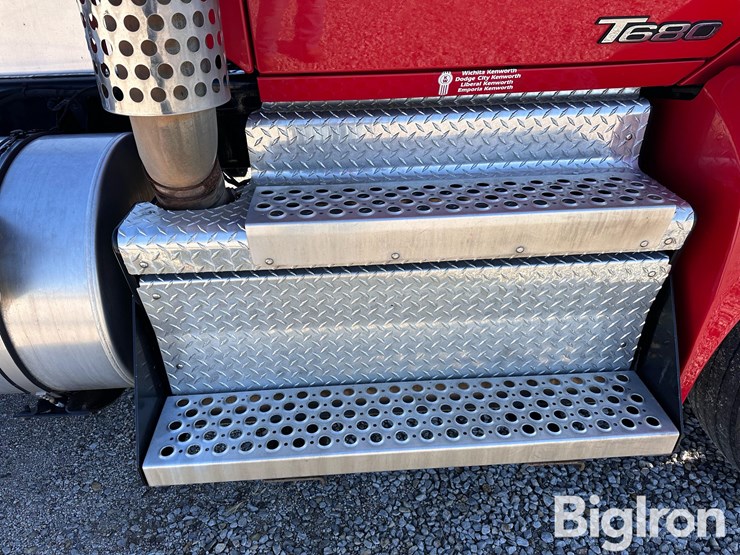 2019-kenworth-t680-image-10