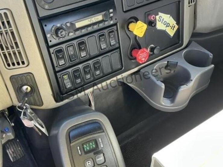 2013-international-7400-image-26