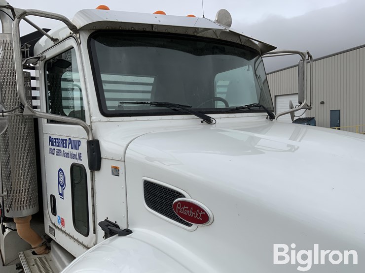 2018-peterbilt-348-image-11